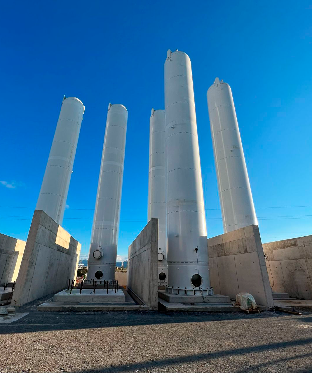 Tanques instalados en la central de Iberdrola en Puertollano